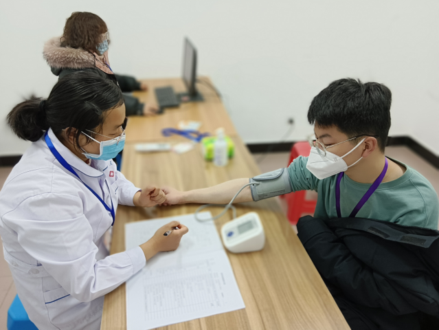 春季征兵号角紧：徽州区首批37名应征青年上站体检