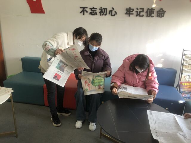 休宁经开区：为企业征订报纸 送上最新政策“大礼包”