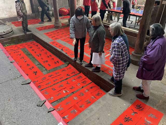歙县北岸镇白杨村：对联迎新春 福字送万家
