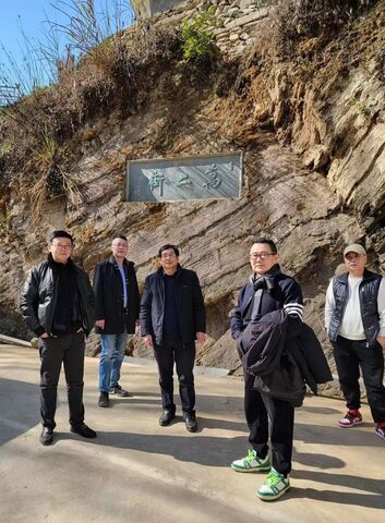 影视界人士来“石头山寨”万二村考察