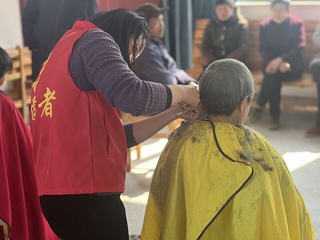休宁县齐云山镇：二月二龙抬头，爱心义剪送温情