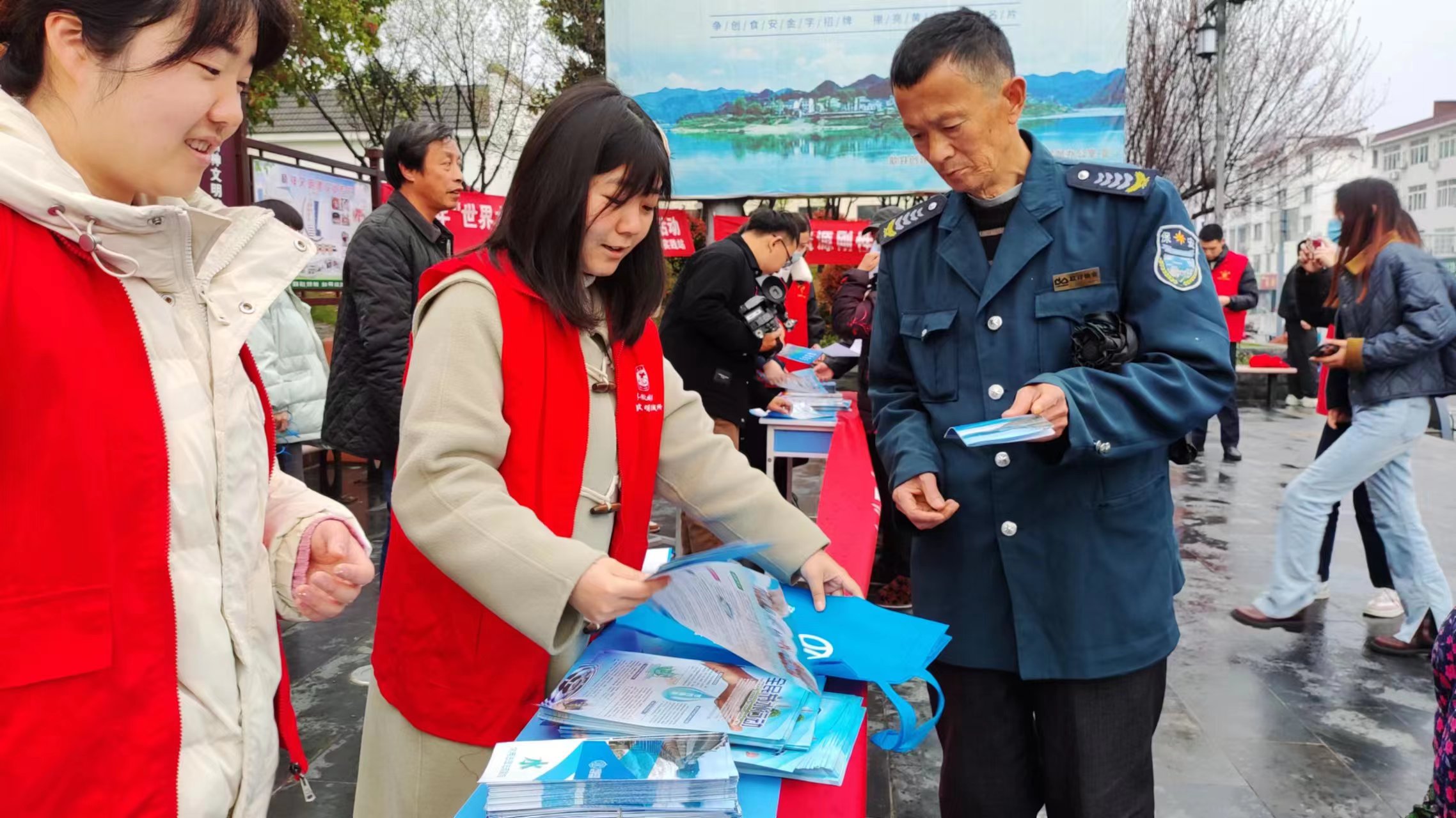 歙县徽城镇：爱水护水，你我同行 --徽城镇开展“世界水日”“中国水周”宣传活动