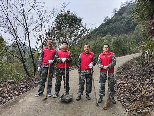 茶乡崎岖山路又再“迷彩绿” ——清理道路障碍  助力茶农增收