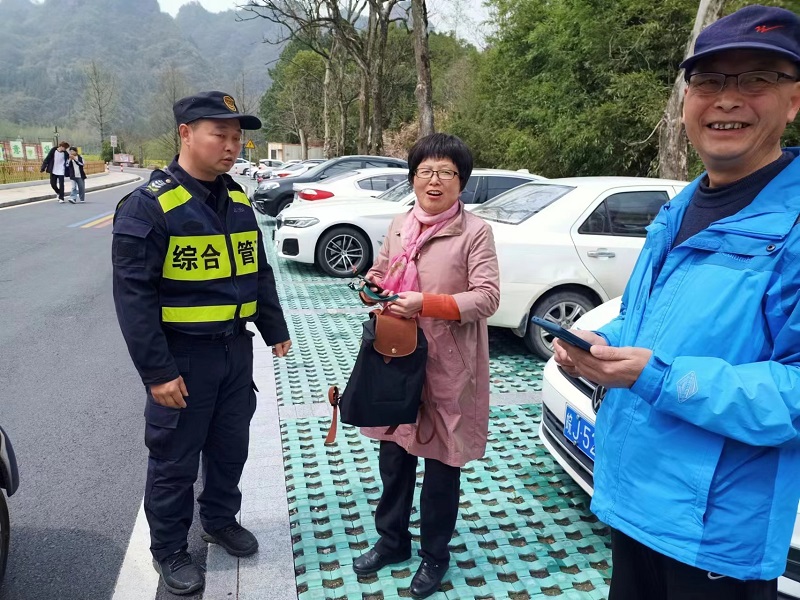执法队员捡手机 交还失主暖人心