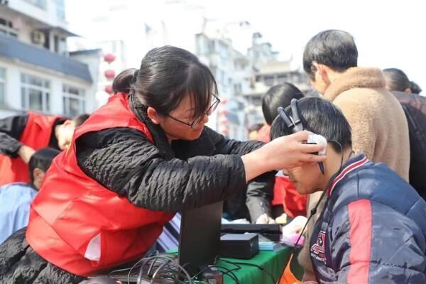 让雷锋精神在新时代绽放更加璀璨的光芒 ——我市各地开展活动纪念毛泽东同志“向雷锋同志学习”题词六十周年