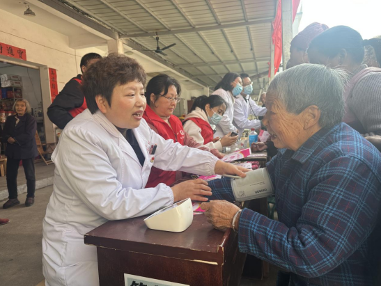 歙县长陔乡：学雷锋 爱心义诊暖民心
