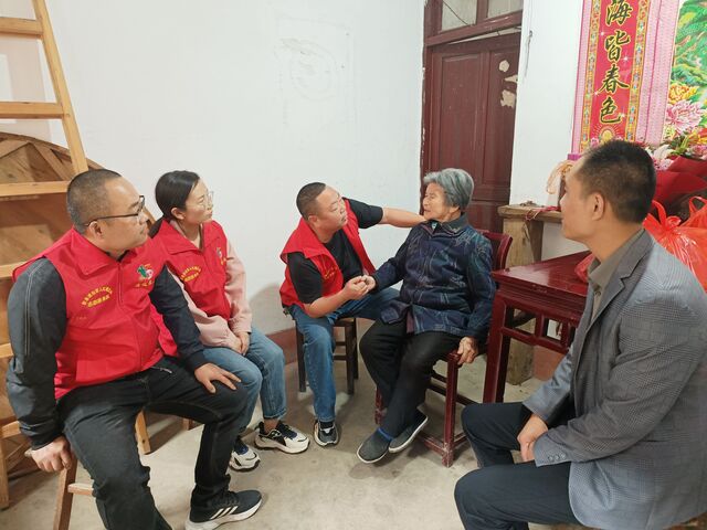 歙县北岸镇：感恩母亲节 情暖军属心