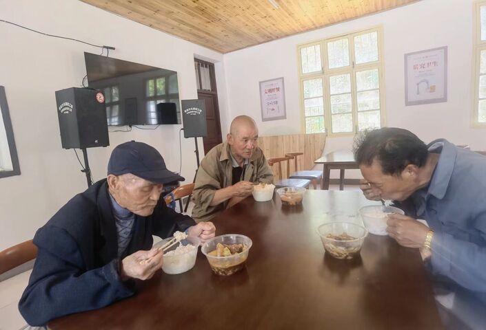 歙县岔口镇：老年助餐  银发无忧