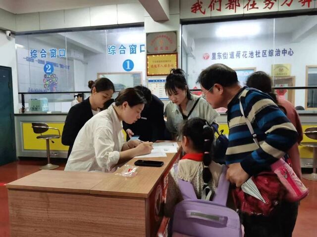为民服务零距离 换发三代社保卡进社区