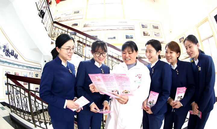 黄山红十字志愿者为高速“徽姑娘”授课