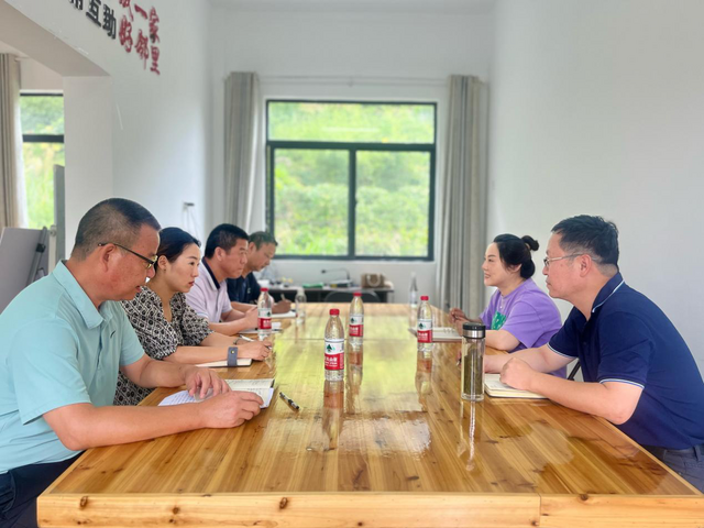 休宁县烟草专卖局：夏日炎炎送清凉 情系驻村沁人心