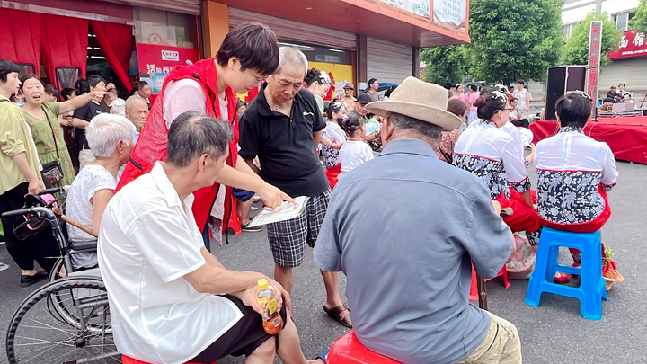 法律服务入市集 居民纷纷来“赶集”——黄山屯溪烟草组织开展法律志愿服务进社区活动