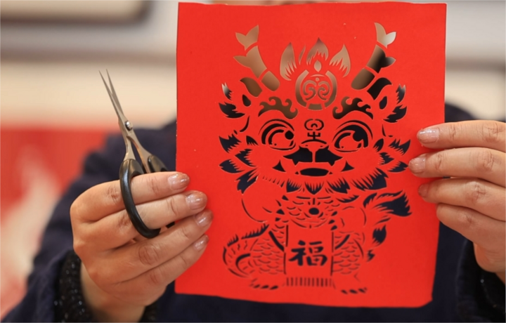 徽州手工剪纸热卖  “龙”元素走俏市场