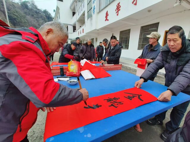 歙县三阳镇：老年大学送春联 挥毫泼墨迎新春
