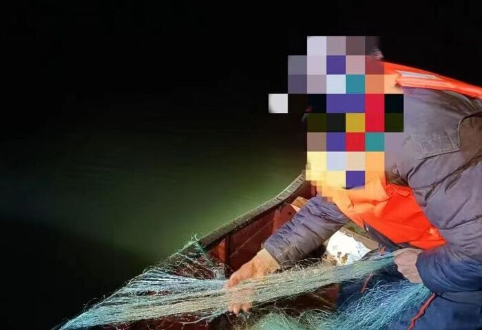 夜间非法捕鱼，抓！
