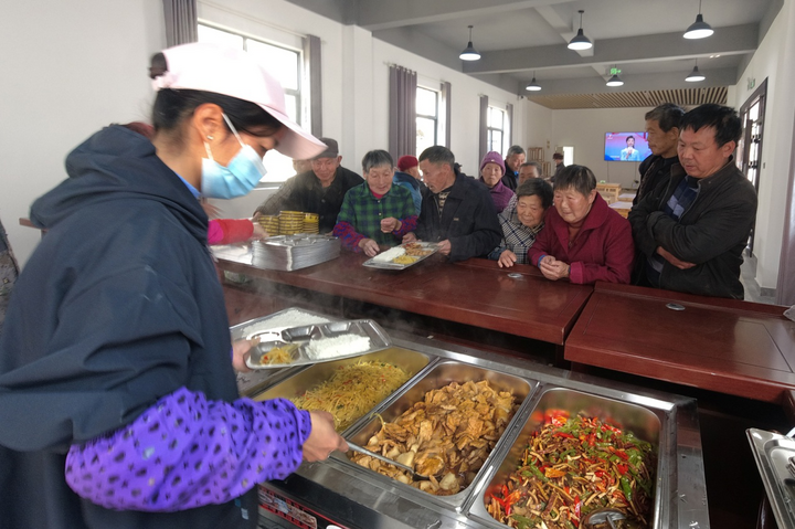 休宁县鹤城乡：山村老人的幸福“食”光