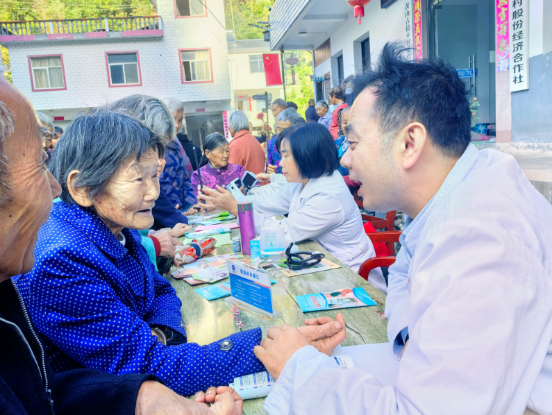 歙县小川乡：浓情重阳节 敬老暖民心