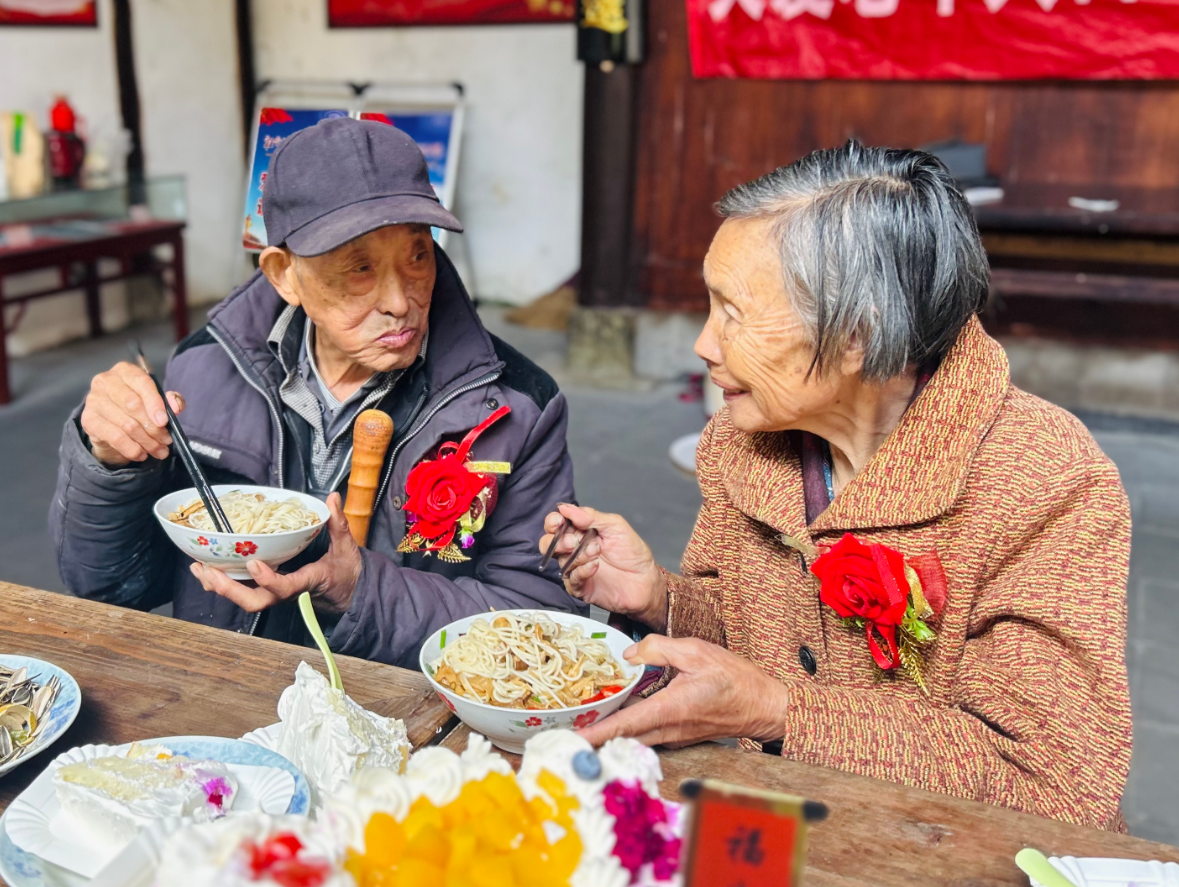 歙县狮石乡：重阳敬老成传统，古祠年年漾温情