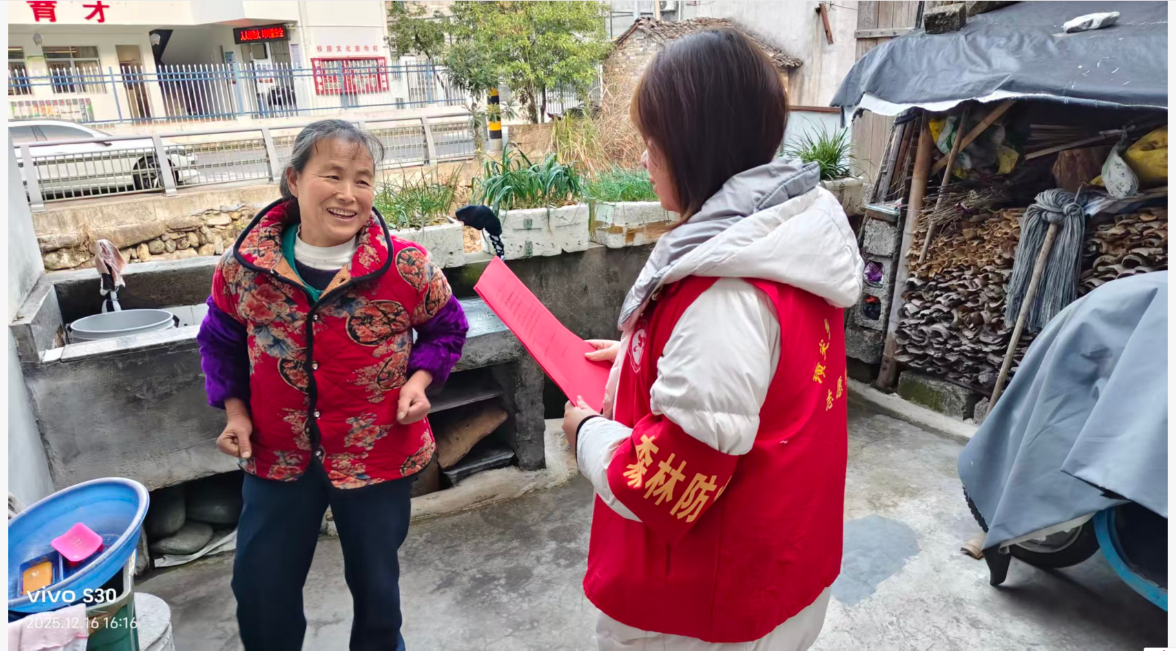 休宁县璜尖乡：政策上门 救助暖心